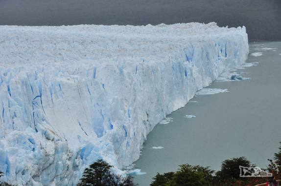 As paredes de 60 metros de altura do glaciar Perito Moreno, no parque Nacional Los Glaciares, região de El Calafate, no sul da Argentina